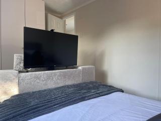 Riverside Lodge, Hot Tub available, Apperley - - 2
