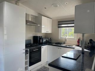 Riverside Lodge, Hot Tub available, Apperley - - 1