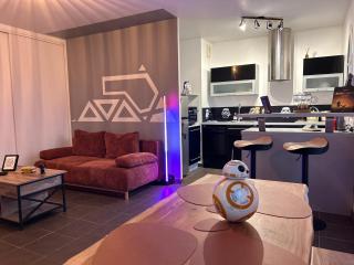 Once Upon A Time - 7min From DisneyLand - Free Private Parking - Self checkIn - Balcony - Barbecue - 2