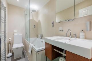 Light-Filled 3BD Flat in Trendy East London - 5