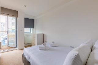 Light-Filled 3BD Flat in Trendy East London - 3