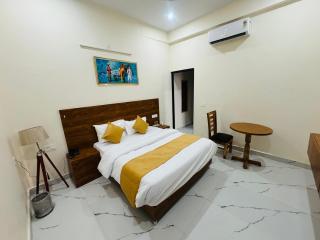 The Virtus Hotel Couple Friendly and Corporate Friendly Greater Noida - Greater Noida - 7