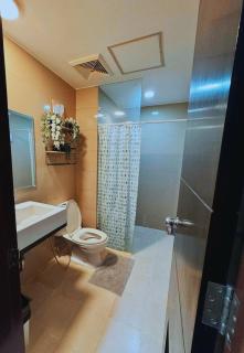 Cozy Unit near Venice Grand Canal Mall McKinley Hill Taguig - Manila - 4