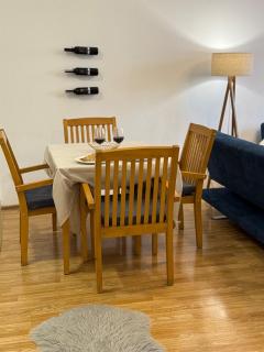 Cozy Central Apartment - 6
