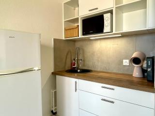 Studio Climatisé avec Coin Nuit et Piscine Proche Plage - FR-1-748-25 - 8