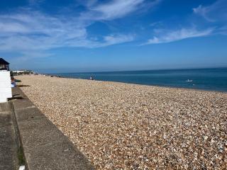 Step onto the beach at 7 Aldwick Avenue - Bersted - 3