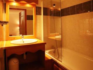 Appartement skis aux pieds, piscine & sauna, 6 pers - FR-1-322-678 - 3