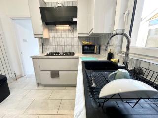 Southsea 4-Bed Seaside Retreat- Sleeps 11 & Garden - 2