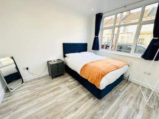 Southsea 4-Bed Seaside Retreat- Sleeps 11 & Garden - 8