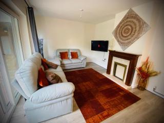 Modern-PetFriendly-privateGarden-Family-20MinToLDN - Stevenage - 5