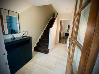 Modern-PetFriendly-privateGarden-Family-20MinToLDN - Stevenage - 4
