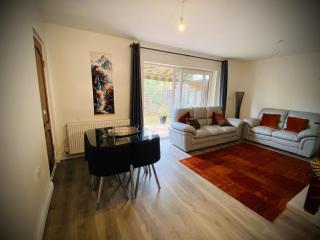 Modern-PetFriendly-privateGarden-Family-20MinToLDN - Stevenage - 2