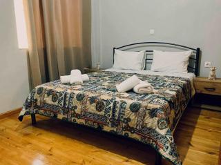 Spacious 2 Bd Apt in Quiet Troezen Village - - 0
