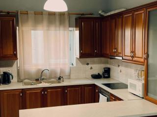 Spacious 2 Bd Apt in Quiet Troezen Village - - 7