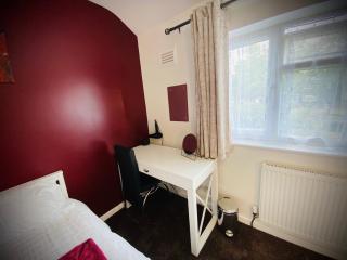 Modern-PetFriendly-privateGarden-Family-20MinToLDN - Stevenage - 1
