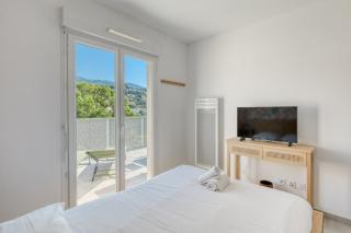 2-Bedroom Apartment with Pool Parking & Balcony - Le Lavandou - 1
