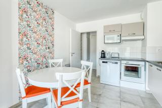 2-Bedroom Apartment with Pool Parking & Balcony - Le Lavandou - 4