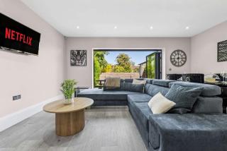 3BR Home nr M6 Hot Tub Parking & Garden - Curdworth - 0