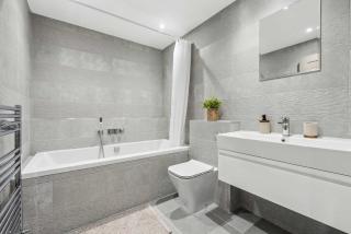 Modern 3BR Home in 24 Breeden Dr Near M6, NEC & Airport Hot Tub, Netflix, Free Parking - 5