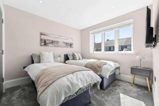 3BR Home nr M6 Hot Tub Parking & Garden - Curdworth - 2