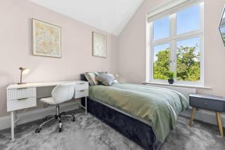 Modern 3BR Home in 24 Breeden Dr Near M6, NEC & Airport Hot Tub, Netflix, Free Parking - 5