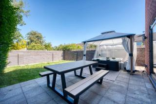 Modern 3BR Home in 24 Breeden Dr Near M6, NEC & Airport Hot Tub, Netflix, Free Parking - 2