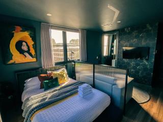 Green Rooms Braddon - Themed Micro Apartments in Canberra's Trendiest Neighborhood - - 9