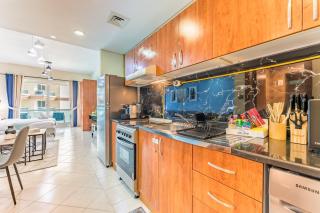 Lake-Facing Studio with Balcony, Near Meaisem Mall, The Crescent C, Dubai Production City by Deluxe Holiday Homes - 9