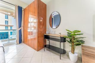 Lake-Facing Studio with Balcony, Near Meaisem Mall, The Crescent C, Dubai Production City by Deluxe Holiday Homes - 8