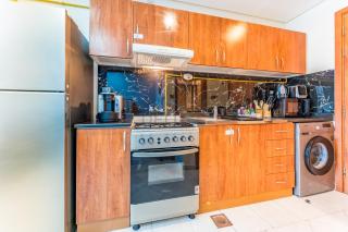 Lake-Facing Studio with Balcony, Near Meaisem Mall, The Crescent C, Dubai Production City by Deluxe Holiday Homes - 7