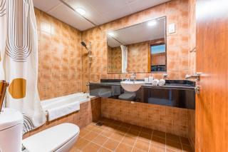 Lake-Facing Studio with Balcony, Near Meaisem Mall, The Crescent C, Dubai Production City by Deluxe Holiday Homes - 4