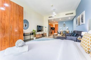Lake-Facing Studio with Balcony, Near Meaisem Mall, The Crescent C, Dubai Production City by Deluxe Holiday Homes - 3