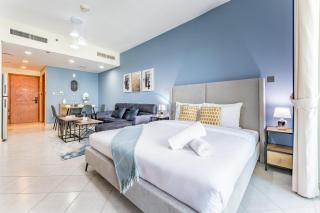 Lake-Facing Studio with Balcony, Near Meaisem Mall, The Crescent C, Dubai Production City by Deluxe Holiday Homes - 2