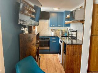 Retro Waves Retreat – A Stylish and Vibrant Getaway in Central Brighton - Brighton & Hove - 3