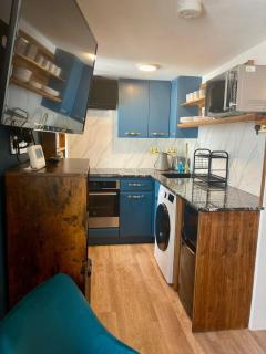 Retro Waves Retreat – A Stylish and Vibrant Getaway in Central Brighton - Brighton & Hove - 1