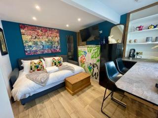Retro Waves Retreat – A Stylish and Vibrant Getaway in Central Brighton - Brighton & Hove - 6