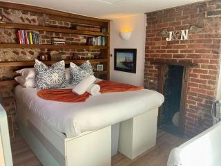 Retro Waves Retreat – A Stylish and Vibrant Getaway in Central Brighton - Brighton & Hove - 8