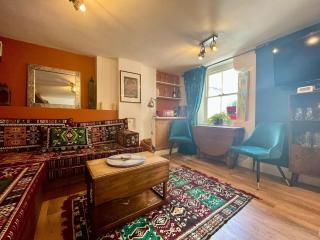 Retro Waves Retreat – A Stylish and Vibrant Getaway in Central Brighton - Brighton & Hove - 9
