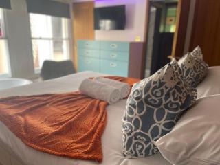 Retro Waves Retreat – A Stylish and Vibrant Getaway in Central Brighton - Brighton & Hove - 4