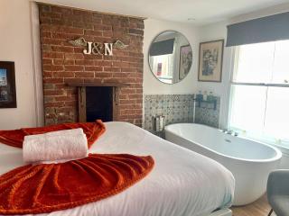 Retro Waves Retreat – A Stylish and Vibrant Getaway in Central Brighton - Brighton & Hove - 7