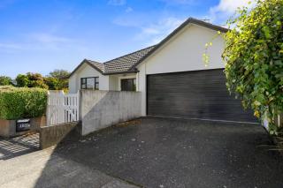 Central Lower Hutt Gem - Steps to Queensgate & Station - 4
