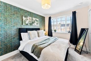 Stylish 4 bed in Bracknell with Games Room - Bracknell - 9