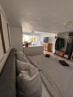 Seenahe Wohnung mit Gemeinschaftsgarten und -pool - - 8