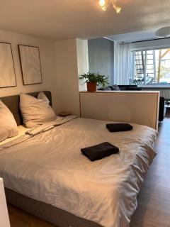Seenahe Wohnung mit Gemeinschaftsgarten und -pool - - 6