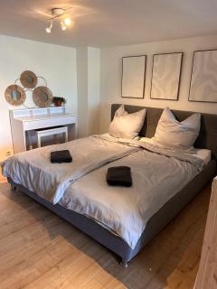 Seenahe Wohnung mit Gemeinschaftsgarten und -pool - - 4
