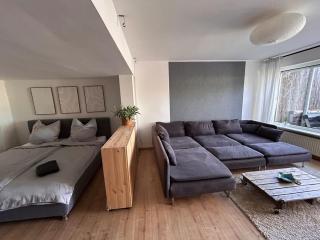 Seenahe Wohnung mit Gemeinschaftsgarten und -pool - - 1