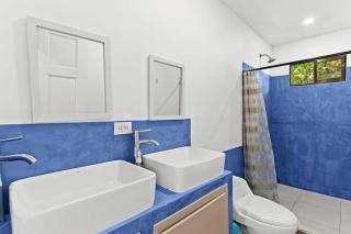 Charming Apartment Steps to the Beach - 4