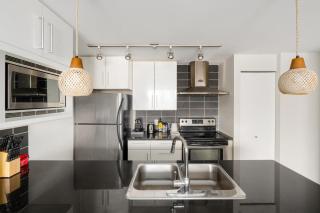Downtown Cityview Escape with Pool and Jacuzzi near Rogers Arena - Vancouver - 2