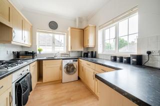 MODERN 2 BED APARTMENT LOCATED CHINEHAM BUSINESS PARK with FREE PARKING, WIFI, NETFLIX BY AI ESTATE GROUP - Basingstoke - 1