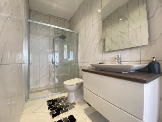 Stylish 2BR Apt Lagoon Views Beach - Bogazici - 5